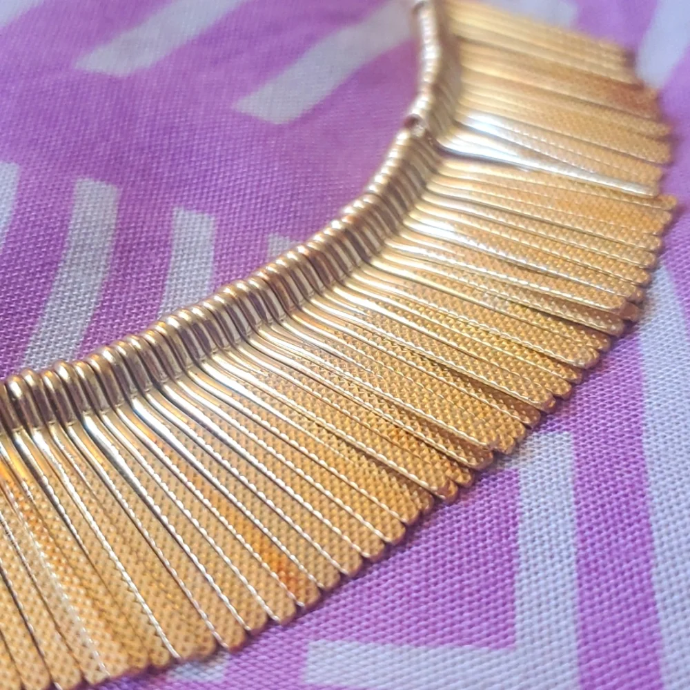 Gold statement necklace - Picture 2 of 3